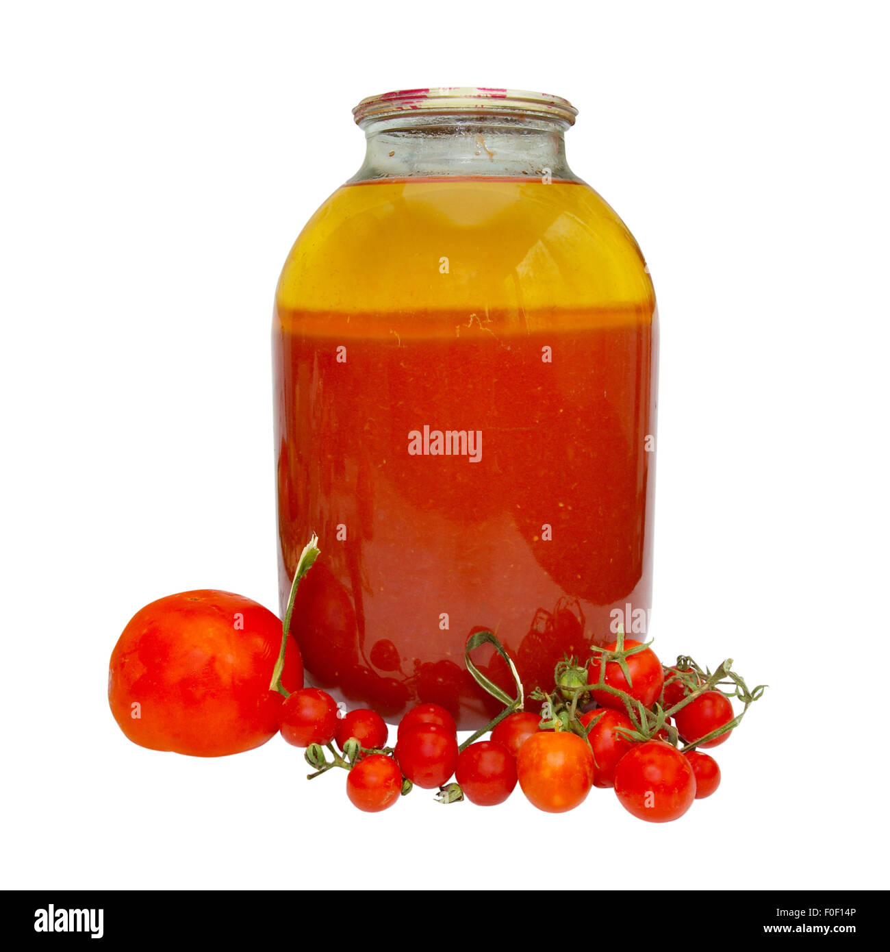 Frisch und in Flaschen Tomaten im Glas isoliert auf weiss. Stockfoto
