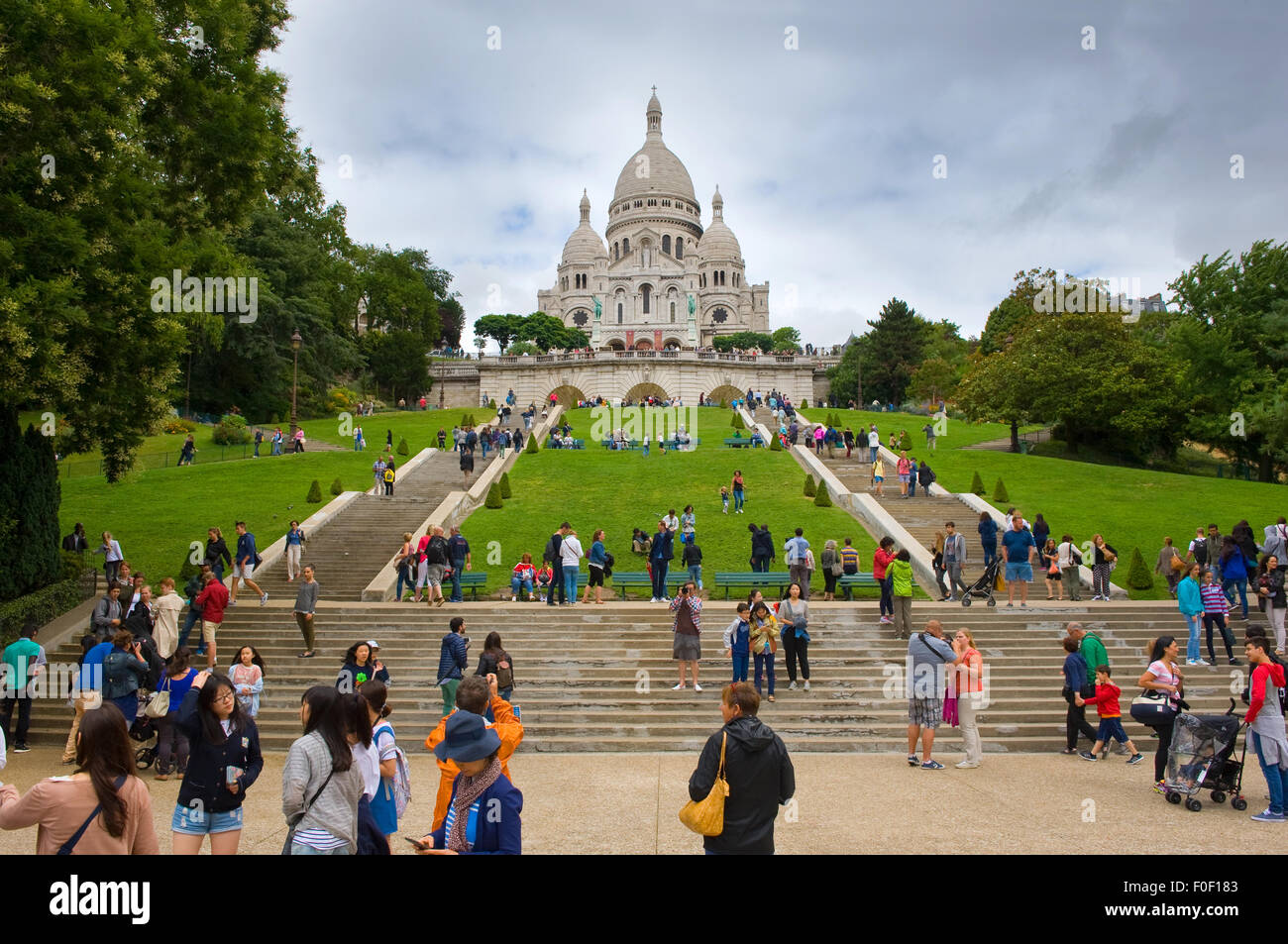 PARIS, Frankreich - 27. Juli 2015: Touristen sitzen und spazieren im Park vor der Sacre-Coeur in Montmartre, einer der th Stockfoto