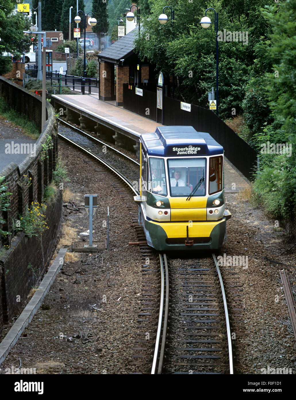 Ein Parry People Mover (PPM) verlassen Stourbridge Town Station in den West Midlands. Stockfoto