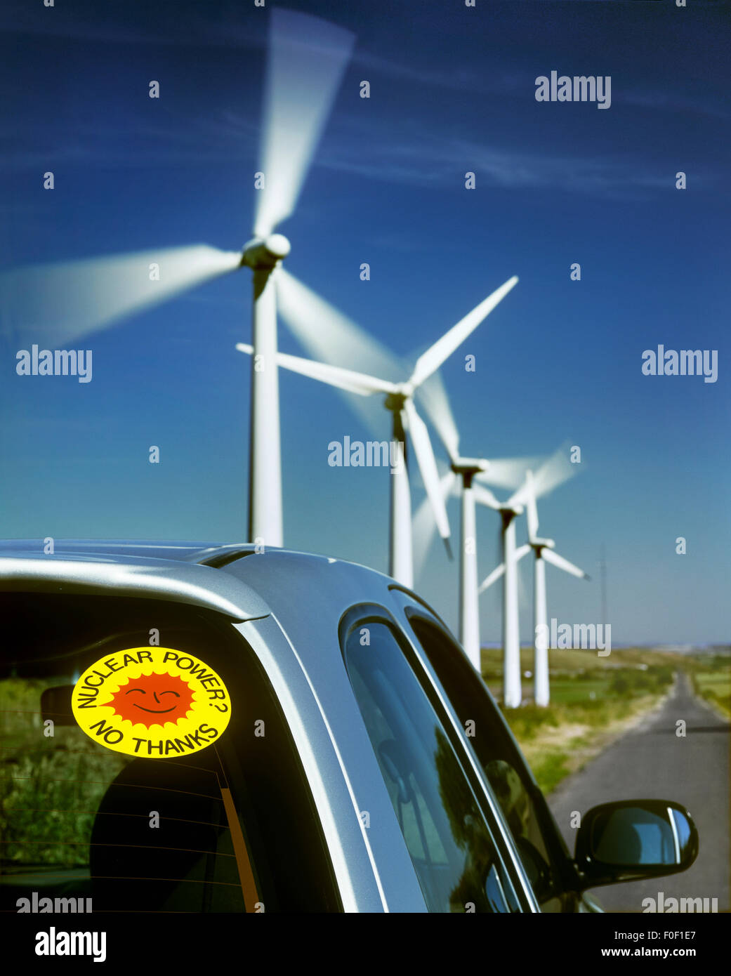 Ein "Atomkraft Nein Danke" lächelnde Sonne Aufkleber auf einem Auto neben dem Windpark Royd Moor, Spicer Hill, South Yorkshire. Stockfoto