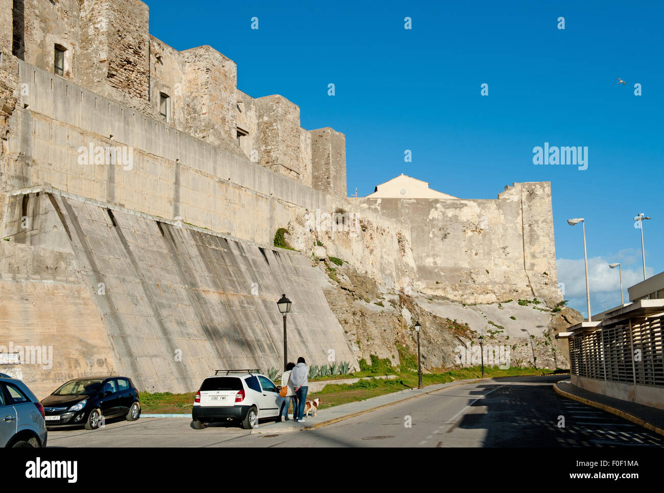 Tarifa, Spanien - 26. Dezember 2013 Burg Castillo de Guzman Wand in Andalusien, Stockfoto