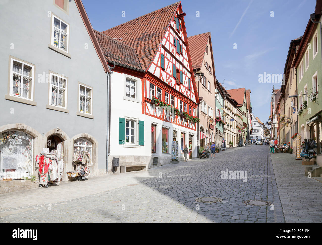Geschäfte und Cafés auf Obere Schmiedgasse, Rothenburg Ob der Tauber, Franken, Bayern, Deutschland Stockfoto