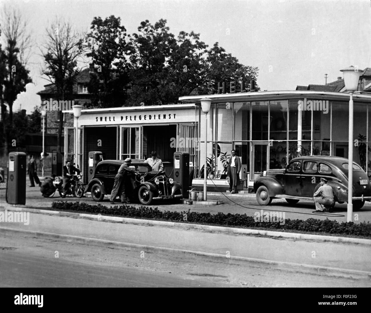 Shell service station Schwarzweiß-Stockfotos und -bilder - Alamy