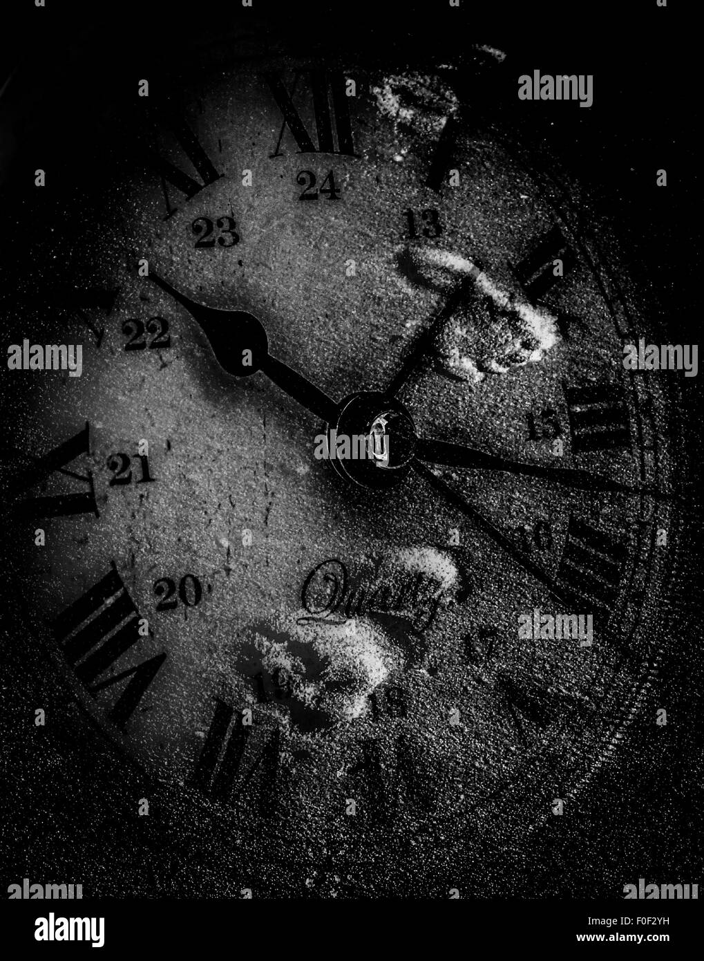 Fußabdrücke gegen Ziffernblatt (Schwarzweiß) Stockfoto