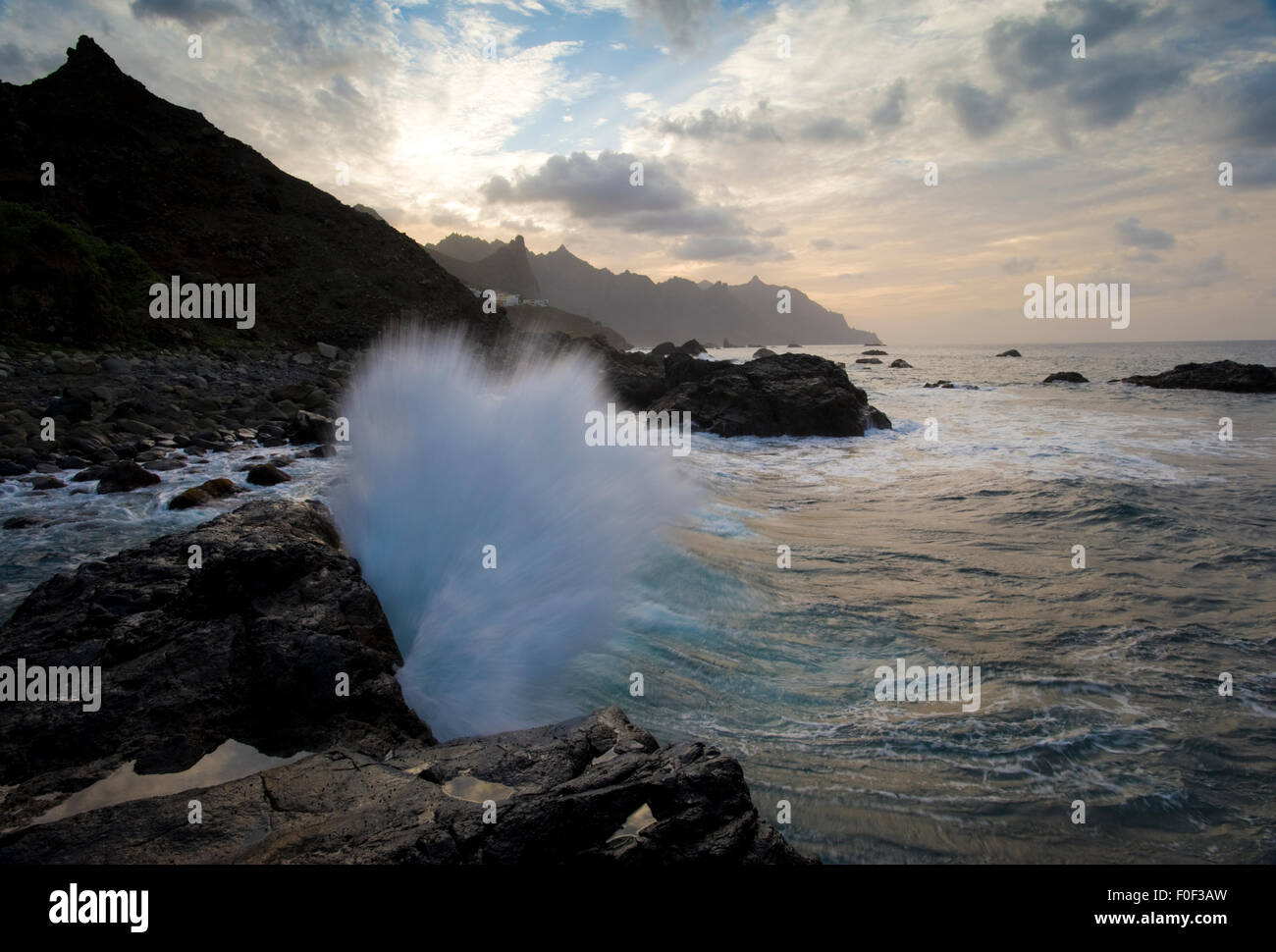 Welle brechen auf Felsen entlang der Küste an einem windigen Tag, Benijo, Anaga-Halbinsel, Nord-Ost-Teneriffa, Kanarische Inseln, Spanien, Dezember 2008 Stockfoto