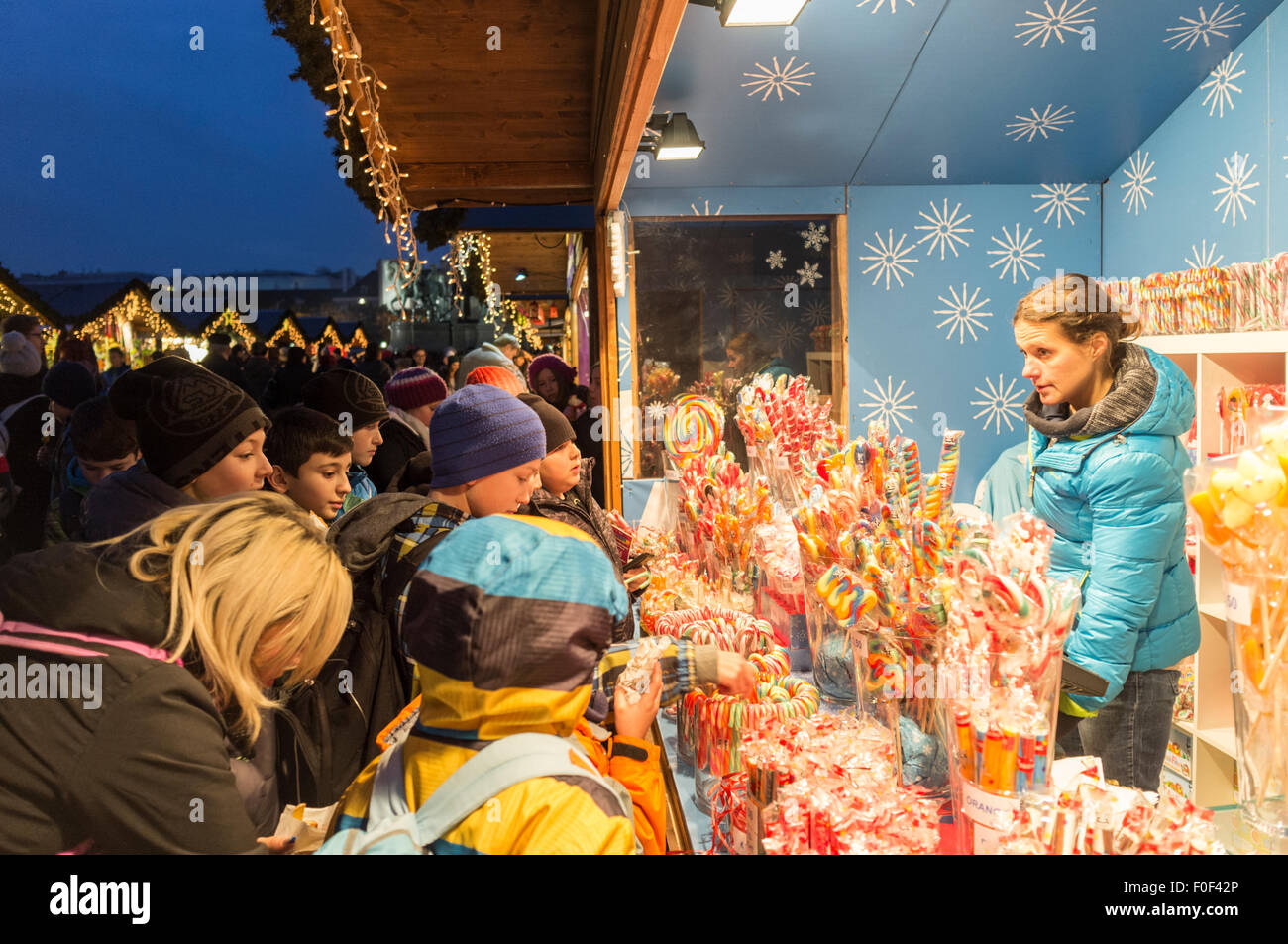 Kinder auf einen Süßigkeiten-Stand auf einem Weihnachtsmarkt in Wien, Österreich Stockfoto