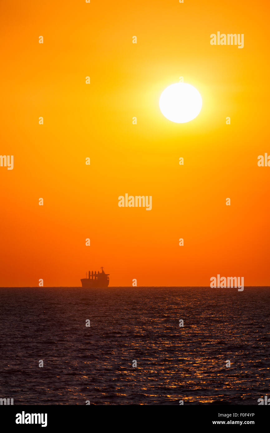 Seeschiff Sonnenaufgang verankert Stockfoto
