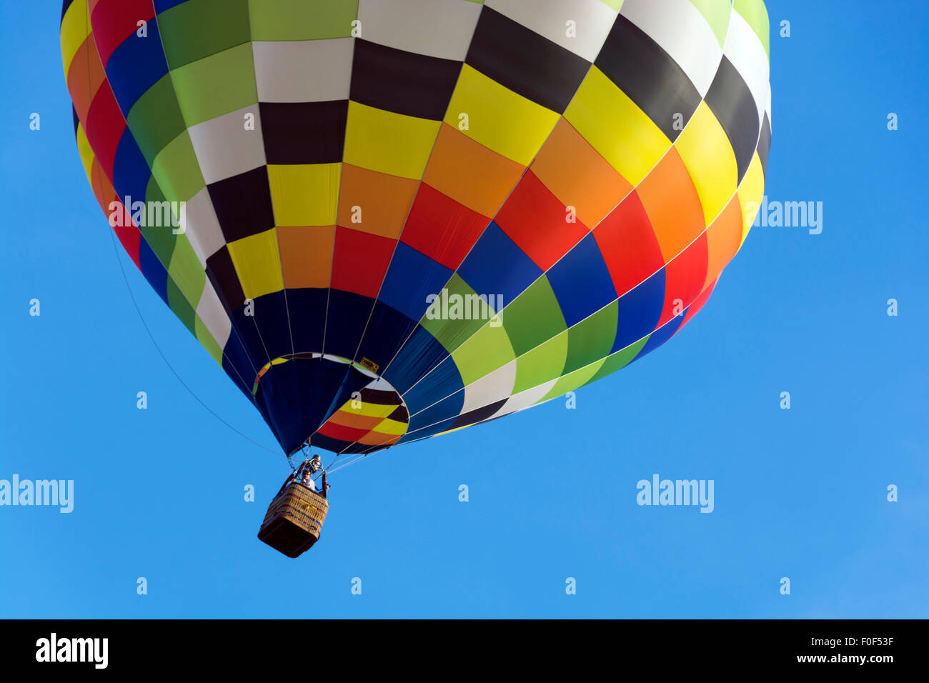 Bunte Ballon schwebt über der Arena bei der 37th Annual Bristol Balloon Fiesta, Stockfoto