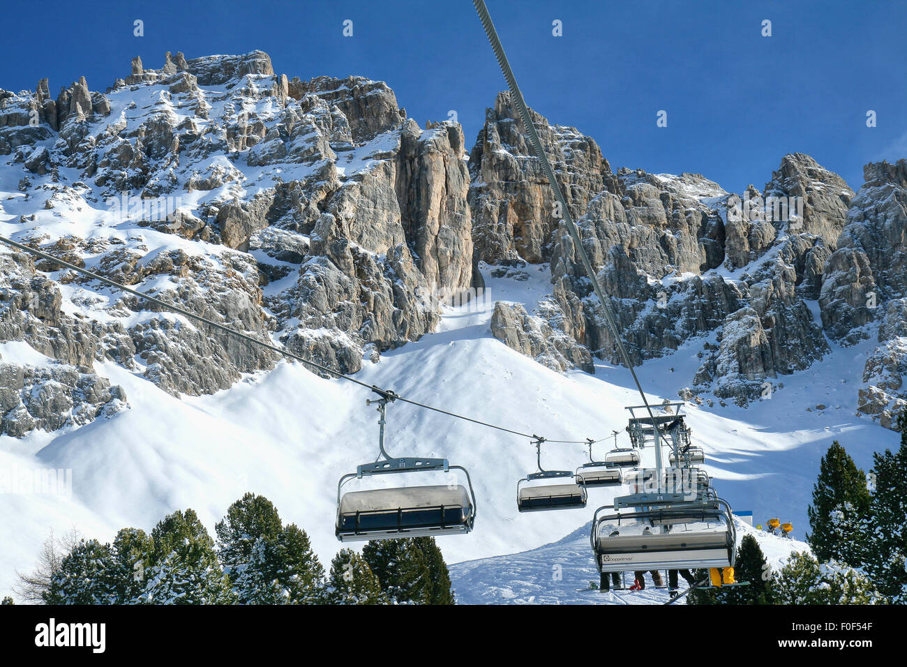 Skifahren in den Dolomiten, Kabinen für den Skifahrer über dem Horizont im Hintergrund Berge. Val di Fiemme, Italien. Stockfoto