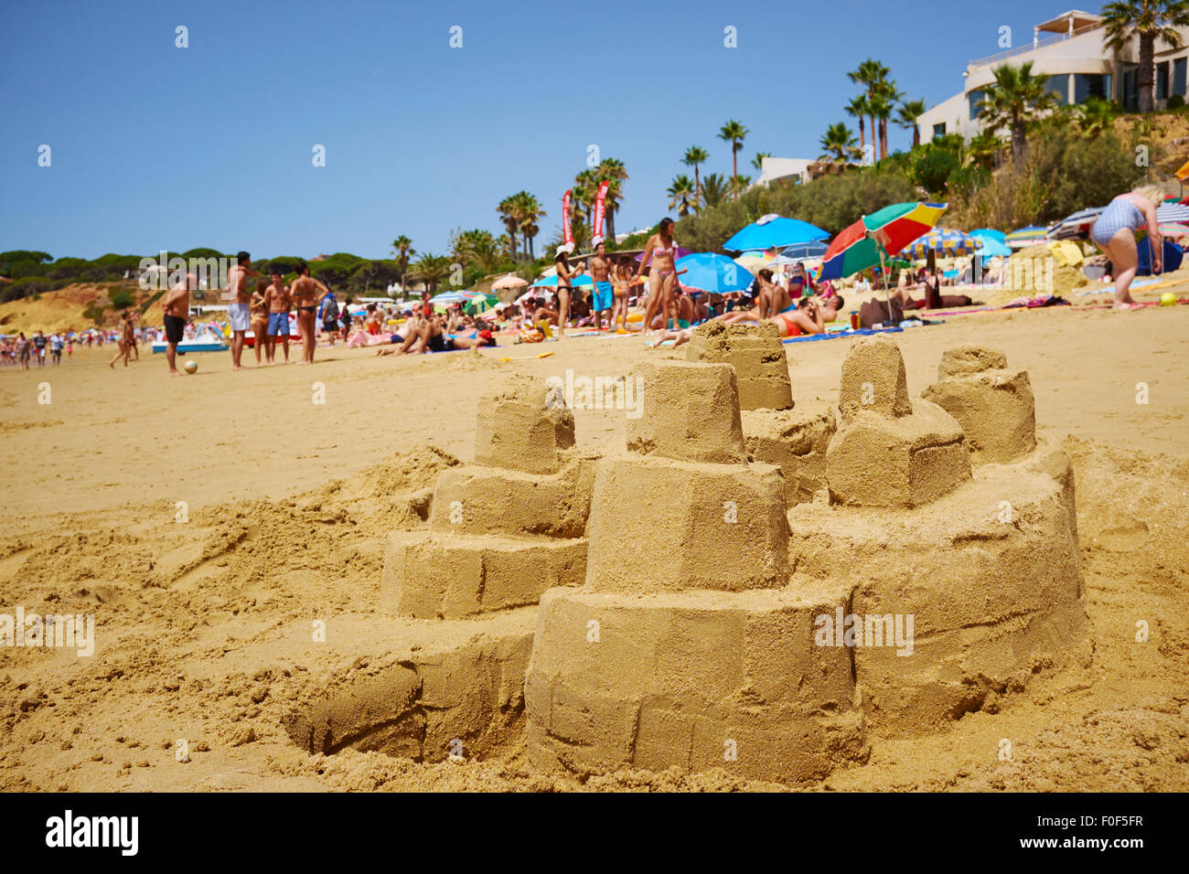 Sandburgen am Strand Praia Da Oura, Albufeira-Algarve-Portugal Stockfoto