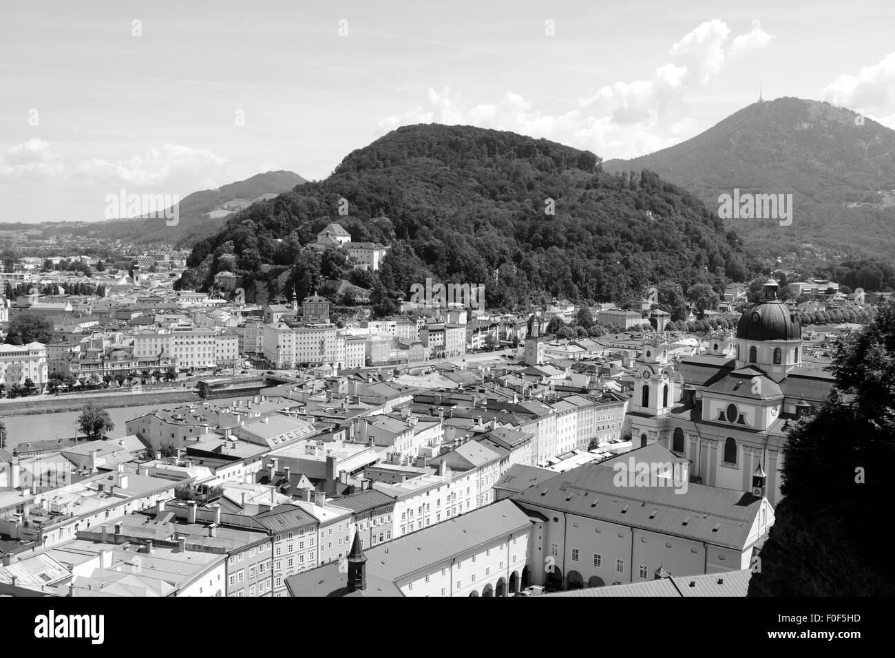Bewaldeten Hang des Kapuzinerberges steht mitten in der Stadt Salzburg. Stockfoto