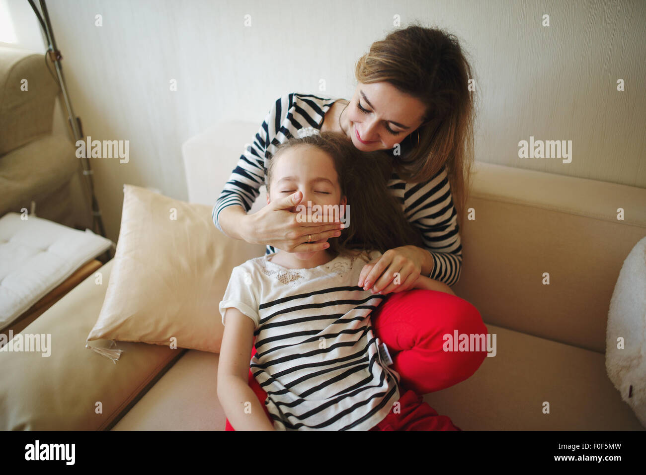 schöne Mutter und Tochter zu Hause Stockfoto