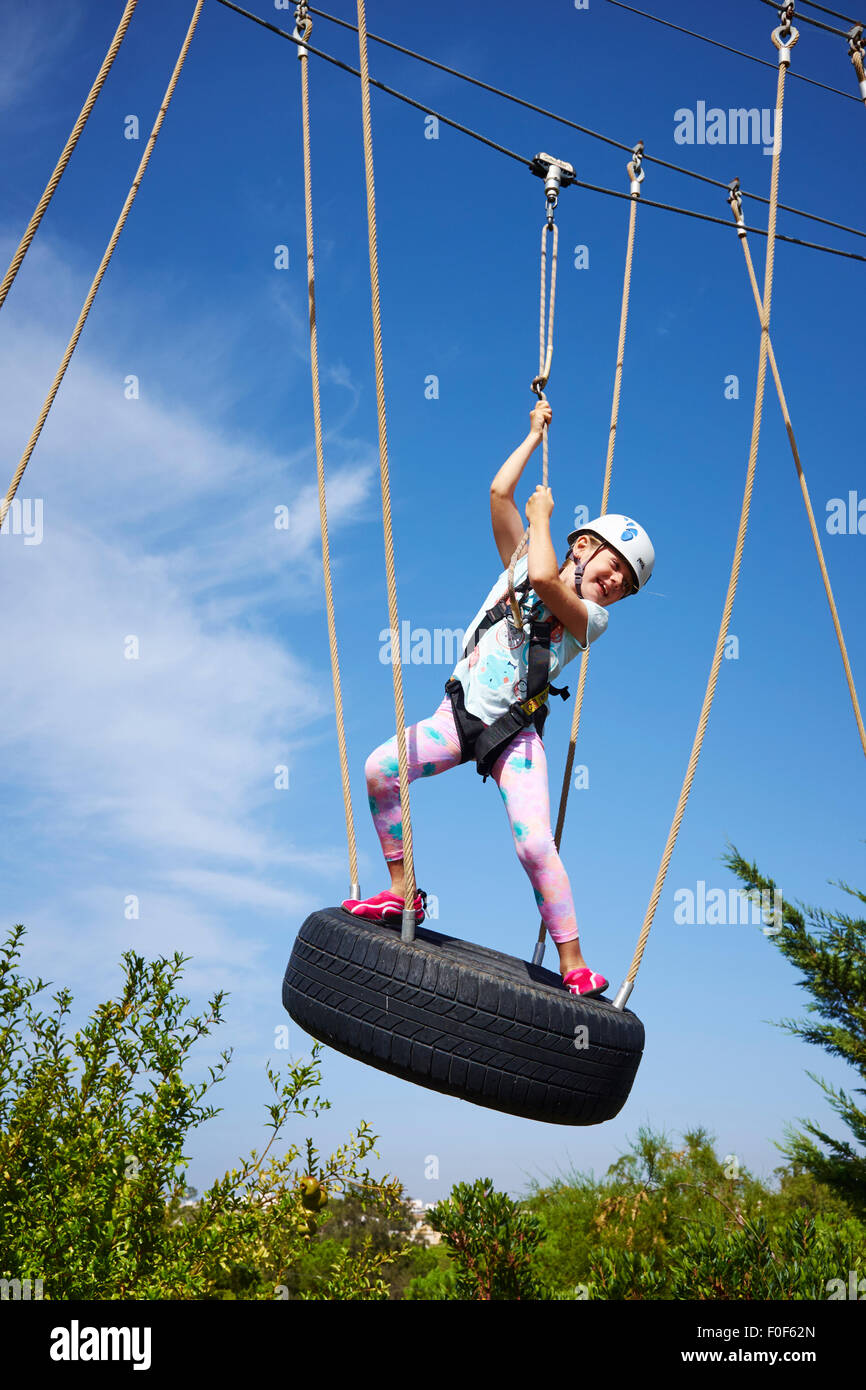 Junges Mädchen auf einer Antenne Abenteuer Hochseilgarten Kurs Algarve Portugal Stockfoto