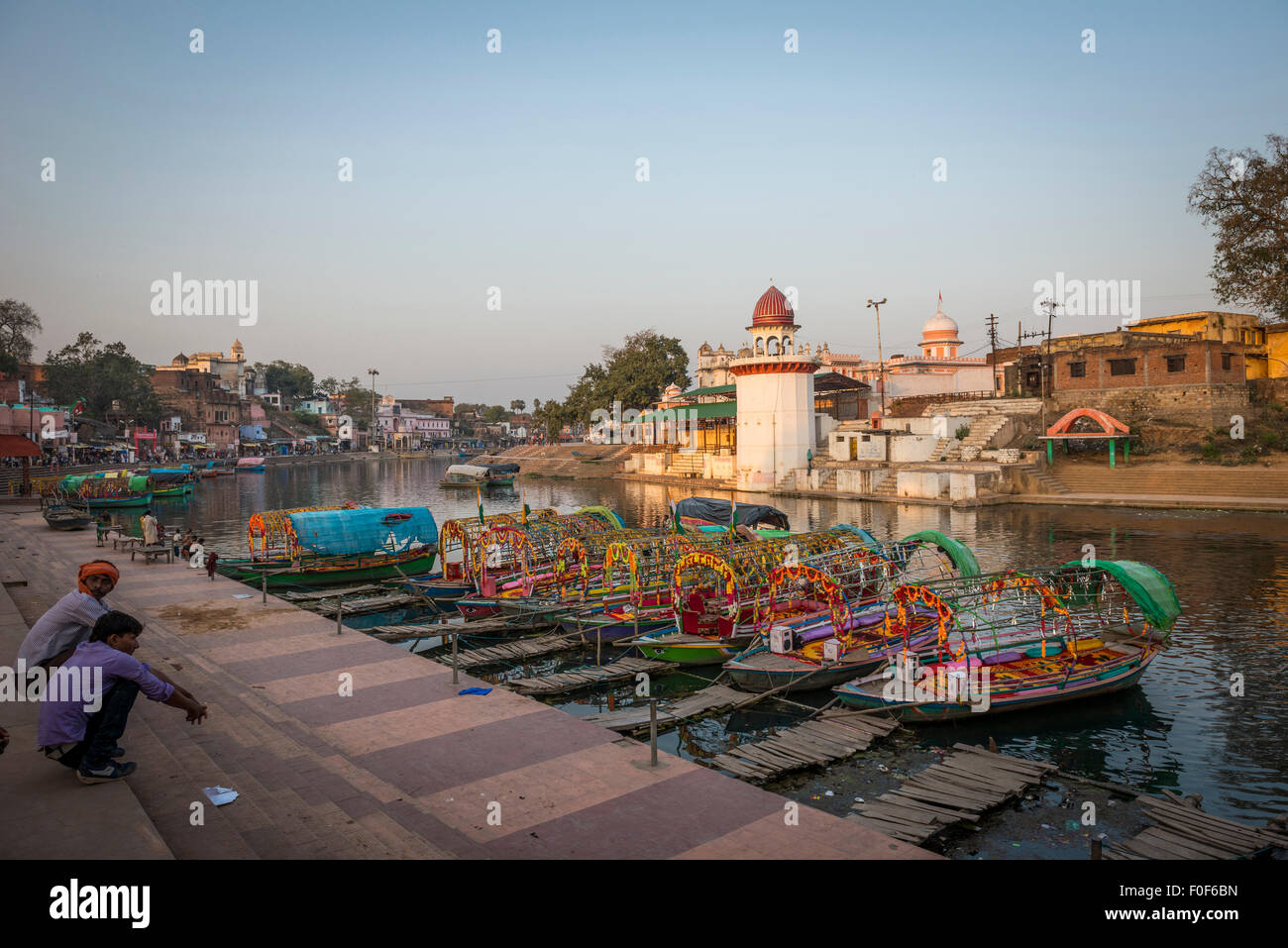 Geschmückten Booten zum mieten mit Ruderer auf den Ghats von Chitrakut (Chitrakut), Madhya Pradesh, Indien Stockfoto
