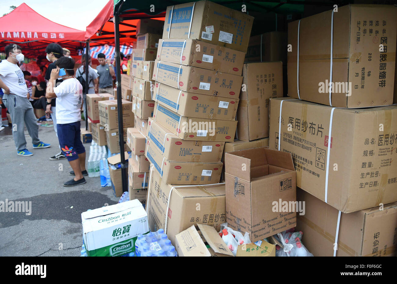 Tianjin. 14. August 2015. Foto aufgenommen am 14. August 2015 zeigt Packungen mit Materialien für die medizinische Behandlung an einen Relief-Güterbahnhof neben TEDA Krankenhaus in Tianjin, Nord-China. Die Zahl der Todesopfer ist auf 56, darunter 21 Feuerwehrleute aus massiven Lager Explosionen, die Tianjin Mittwochabend treffen Kommunen sagte am Freitag gestiegen. Unterdessen wurden 721 andere hospitalisiert, darunter 25 schwer verletzt und 33 in ernstem Zustand. © Zhang Chenlin/Xinhua/Alamy Live-Nachrichten Stockfoto