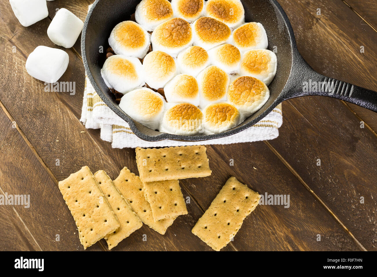 Smores Dip mit grosse Marshmallows in Gusseisen Pfanne zubereitet  Stockfotografie - Alamy