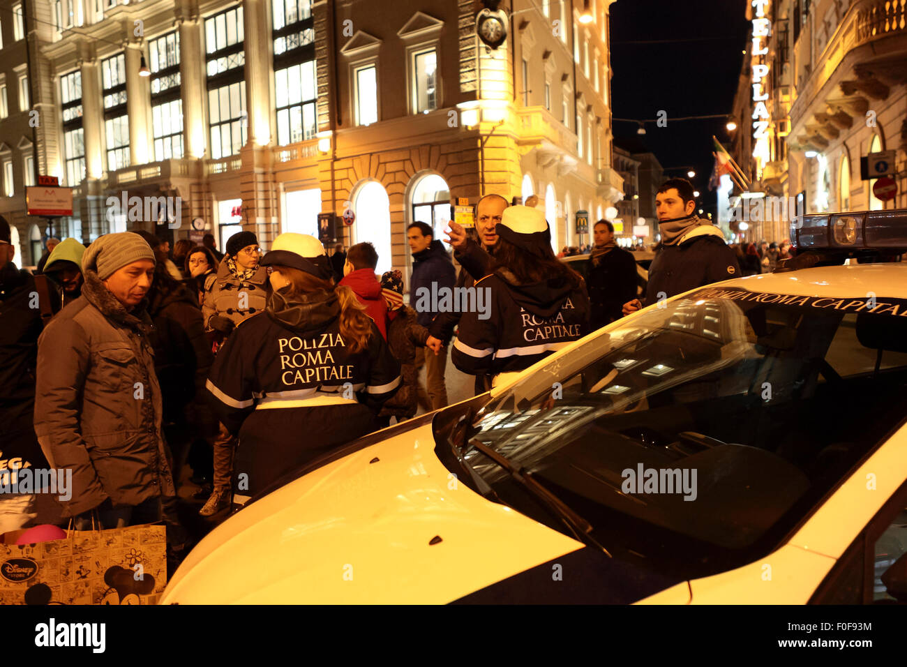 Polizistinnen auf Anti-Kriminalität-Patrouille in gutmütigen Gespräch mit Menschen auf der Via Condotti, Rom, Italien Stockfoto