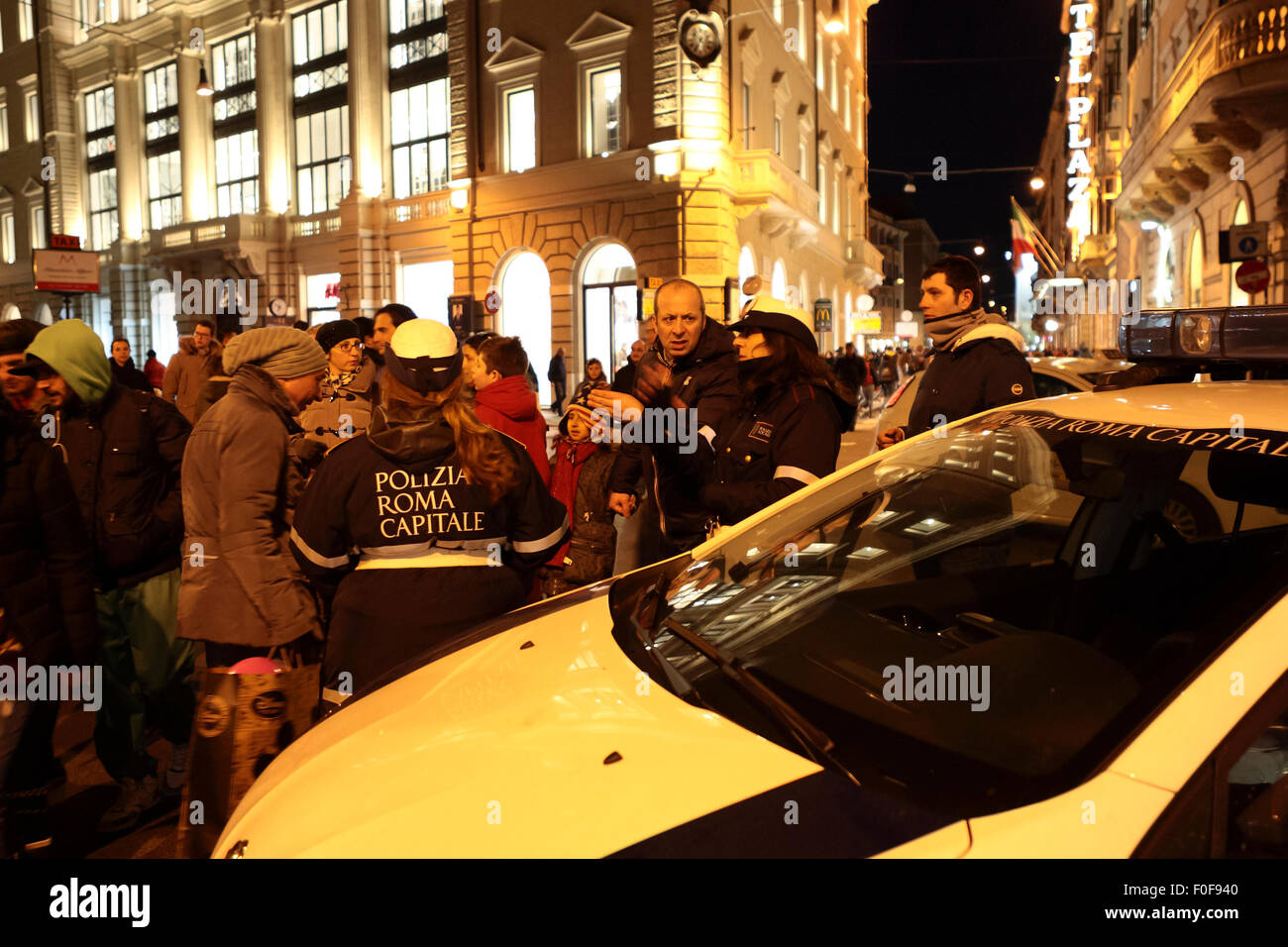 Polizistinnen auf Anti-Kriminalität-Patrouille in gutmütigen Gespräch mit Menschen auf der Via Condotti, Rom, Italien Stockfoto