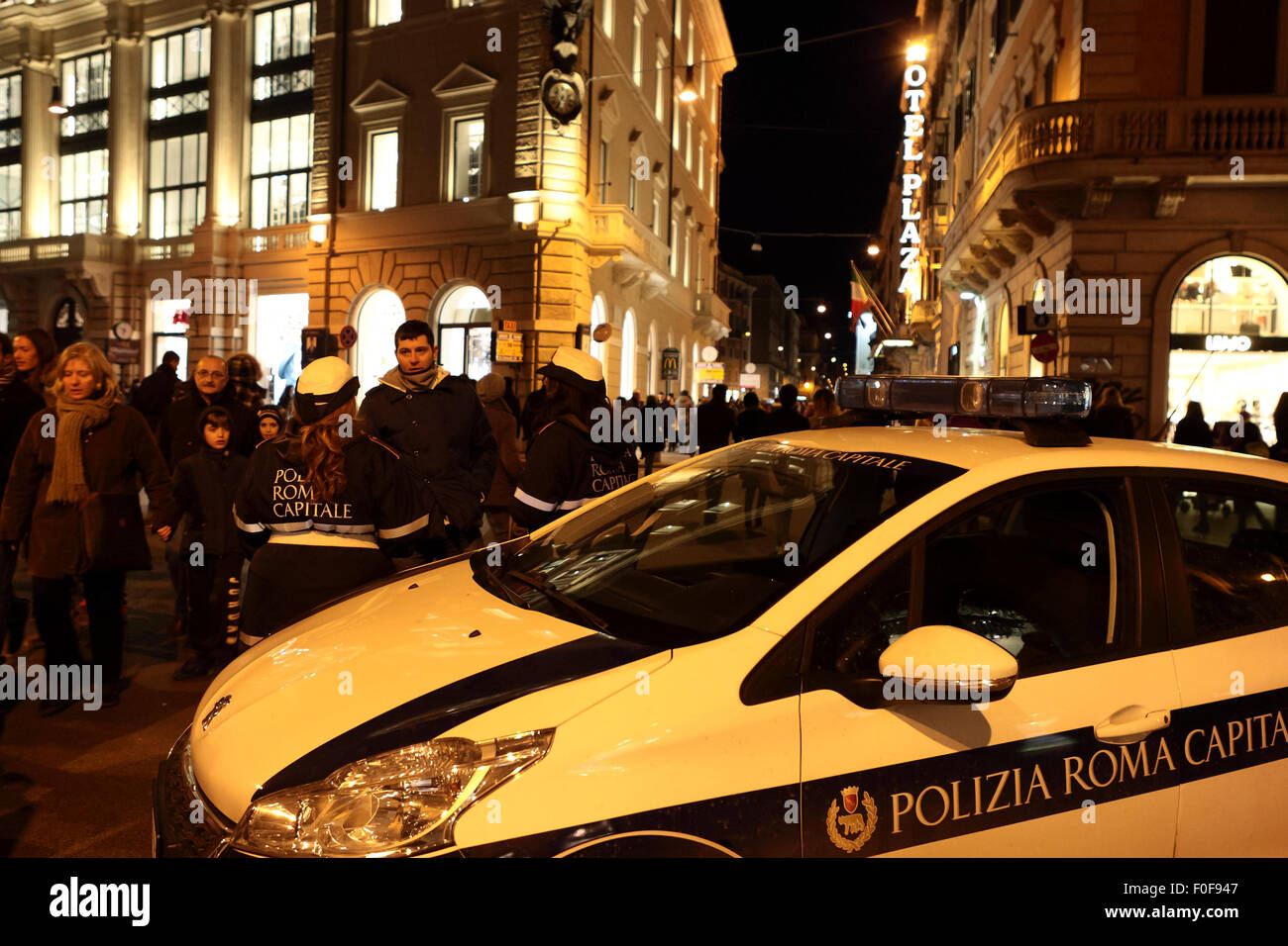 Polizistinnen auf Anti-Kriminalität-Patrouille in gutmütigen Gespräch mit Menschen auf der Via Condotti, Rom, Italien Stockfoto