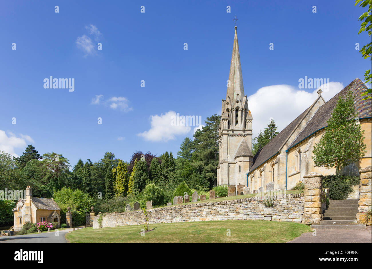 Pfarrkirche St. Marien in Cotswold Dorf zündeten, Gloucestershire, England, Großbritannien Stockfoto