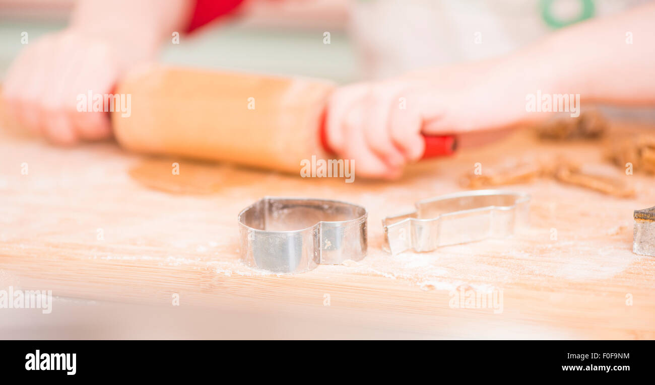 Hände des jungen Mädchens Backen Ingwer Brot Cookies als Weihnachten Vorbereitung. Stockfoto