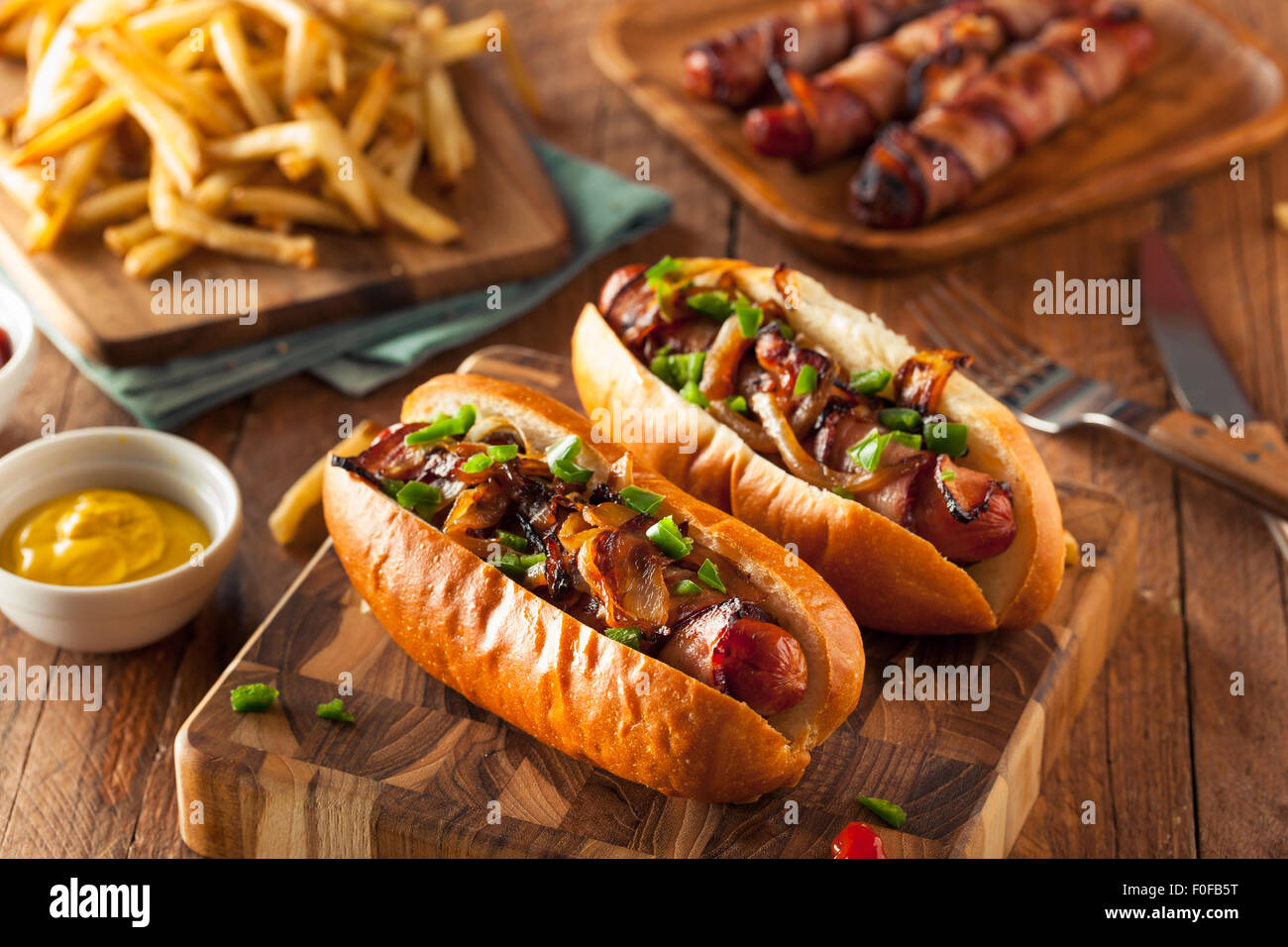 Hausgemachte Speckmantel Hotdogs mit Zwiebeln und Paprika Stockfoto