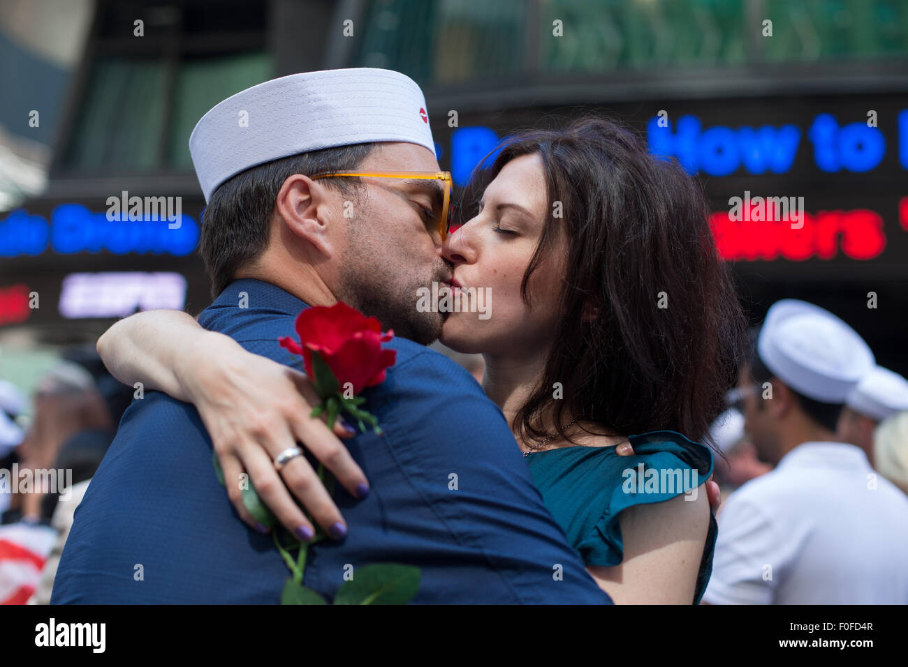 New York, USA. 14. August 2015. Oscar Gifford (L) und Alessandra Piani küssen um den V – J Tag Kuss auf dem Times Square in New York, USA, 14. August 2015 nachspielen. Hunderte von Paaren am Freitag nahmen die Feierlichkeiten, die Neuerstellung des Kuss zwischen einem amerikanischen Seemann und Krankenschwester von Life Magazin Fotograf Alfred Eisenstaedt 70 Jahren gefangen genommen, als Amerikaner feierte V – J Tag manchmal eckig, markiert den Sieg über Japan, das Kriegsende im Jahr 1945. Bildnachweis: Li Muzi/Xinhua/Alamy Live-Nachrichten Stockfoto