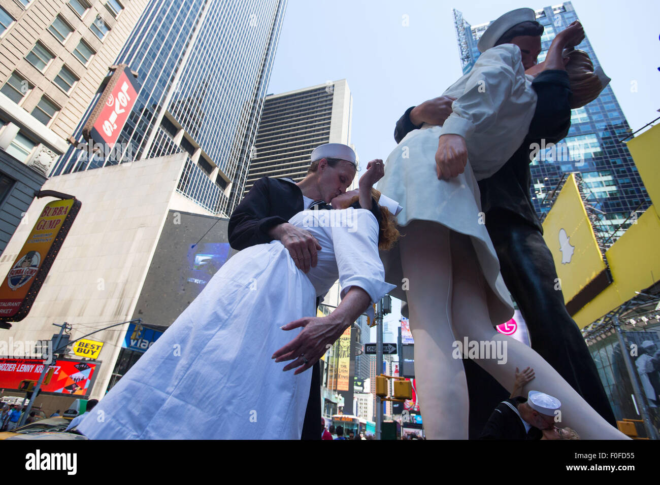 New York, USA. 14. August 2015. Tänzer Gary und Sue Caley küssen um den V – J Tag Kuss auf dem Times Square in New York, USA, 14. August 2015 nachspielen. Hunderte von Paaren am Freitag nahmen die Feierlichkeiten, die Neuerstellung des Kuss zwischen einem amerikanischen Seemann und Krankenschwester von Life Magazin Fotograf Alfred Eisenstaedt 70 Jahren gefangen genommen, als Amerikaner feierte V – J Tag manchmal eckig, markiert den Sieg über Japan, das Kriegsende im Jahr 1945. Bildnachweis: Li Muzi/Xinhua/Alamy Live-Nachrichten Stockfoto