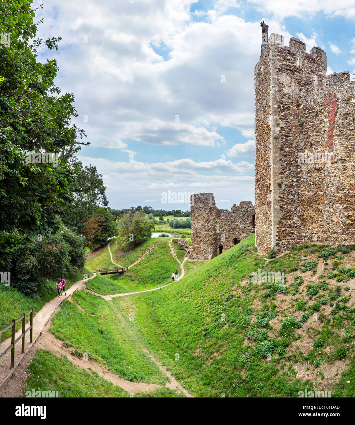 Der Graben und Mauern der Framlingham Castle mit Blick auf Framlingham Mere, Suffolk, England, UK Stockfoto