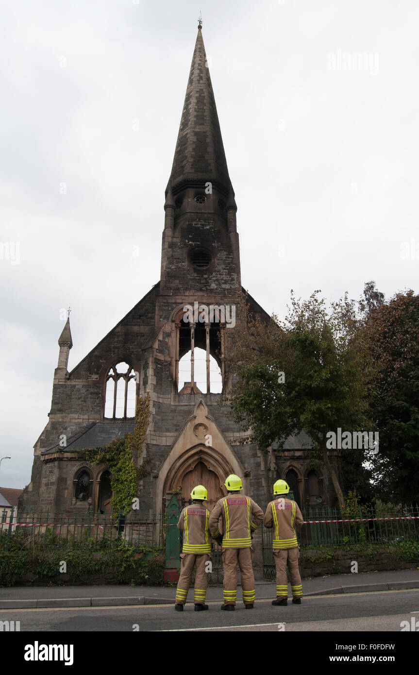 Llanelli, Wales, UK. 14. August 2015. Feuer In einer Kirche in Llanelli Town Centre. 30 Fire-Fighter versuchen, das Feuer gestern Abend zu kämpfen und heute 5 Rüden verhaftet Alter 15 und 16. Bildnachweis: Jason Thomas/Alamy Live-Nachrichten Stockfoto