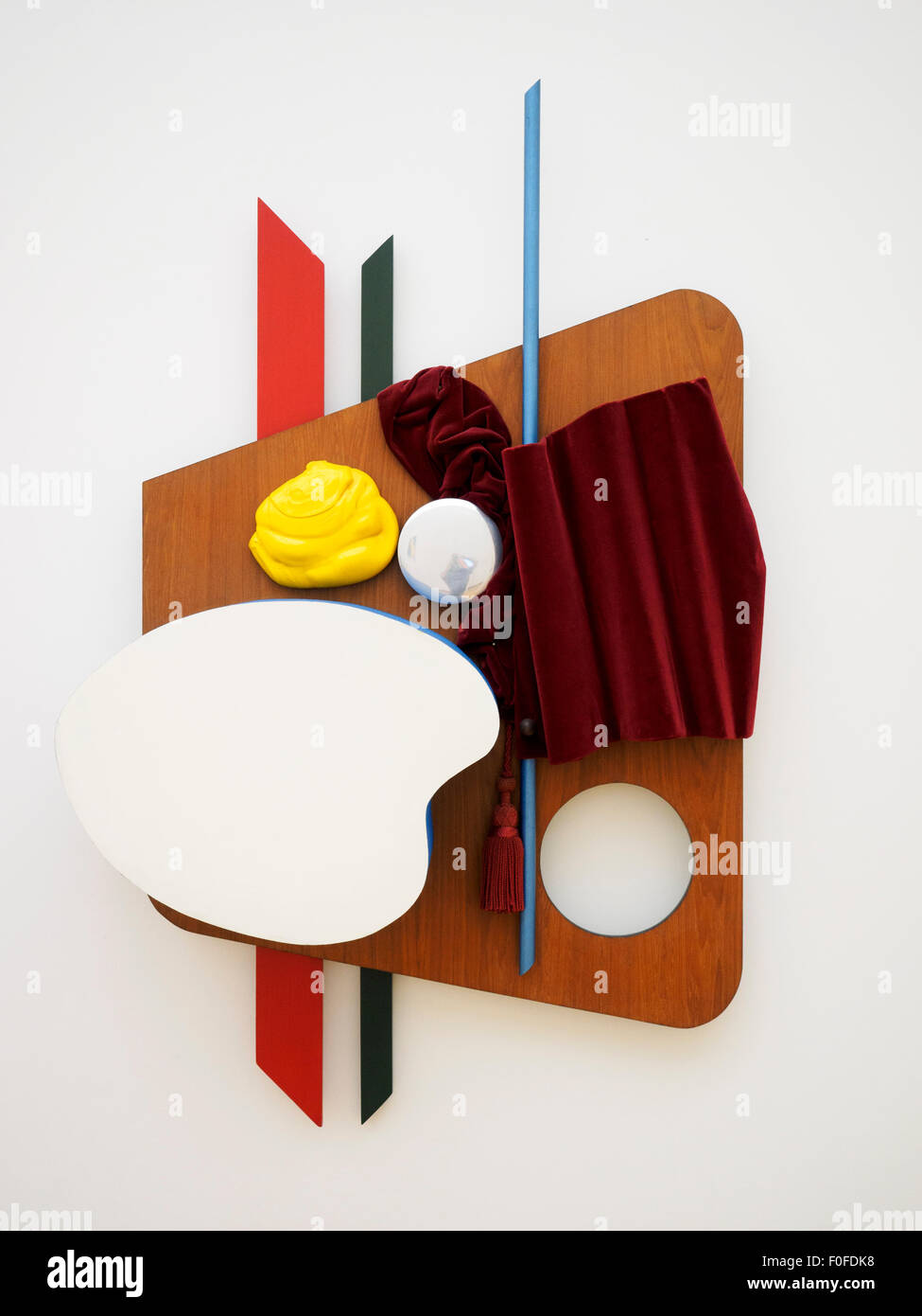 Komposition mit Tuch, 1969 von Wim T. Schippers (Groningen (NL), 1942. Holz, Textil Stedelijk Museum - Amsterdam, Niederlande Stockfoto