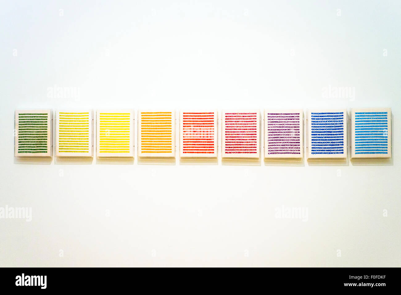 Farbige Buchstaben (1977) von Corrie de Boer (Leeuwarden (NL) 1932) bestickt Leinen Stedelijk Museum - Amsterdam, Niederlande Stockfoto