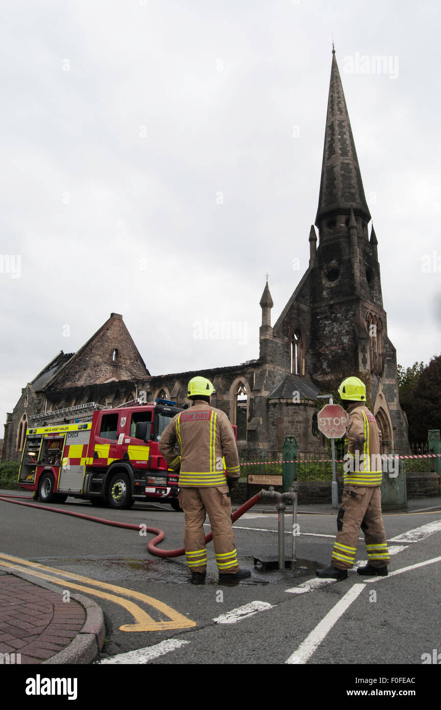 Llanelli, Wales, UK. 14. August 2015. Feuer In einer Kirche in Llanelli Town Centre. 30 Fire-Fighter versuchen, das Feuer gestern Abend zu kämpfen und heute 5 Rüden verhaftet Alter 15 und 16. Bildnachweis: Jason Thomas/Alamy Live-Nachrichten Stockfoto