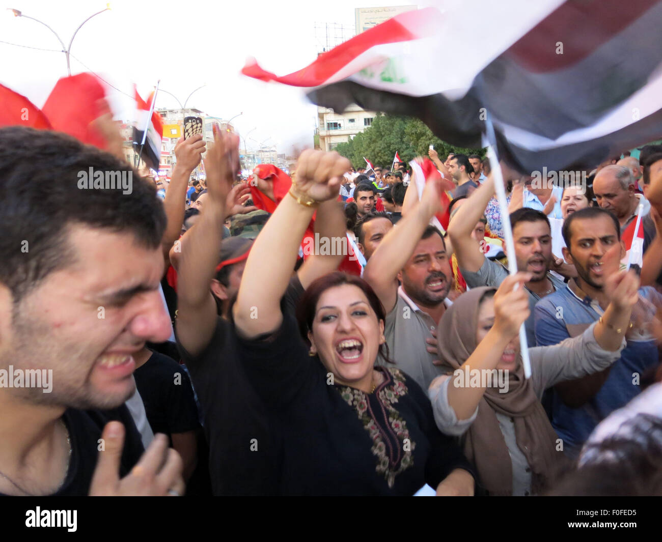 (150814)--Bagdad, 14. August 2015 (Xinhua)--Tausende Iraker auf die Straße gehen, während einer Demonstration gegen die Korruption und schlechte Leistungen für Power schneidet und Wasserknappheit auf dem Tahrir-Platz im Zentrum Bagdad, Irak, 14. August 2015. (Xinhua/Khalil Dawood) Stockfoto