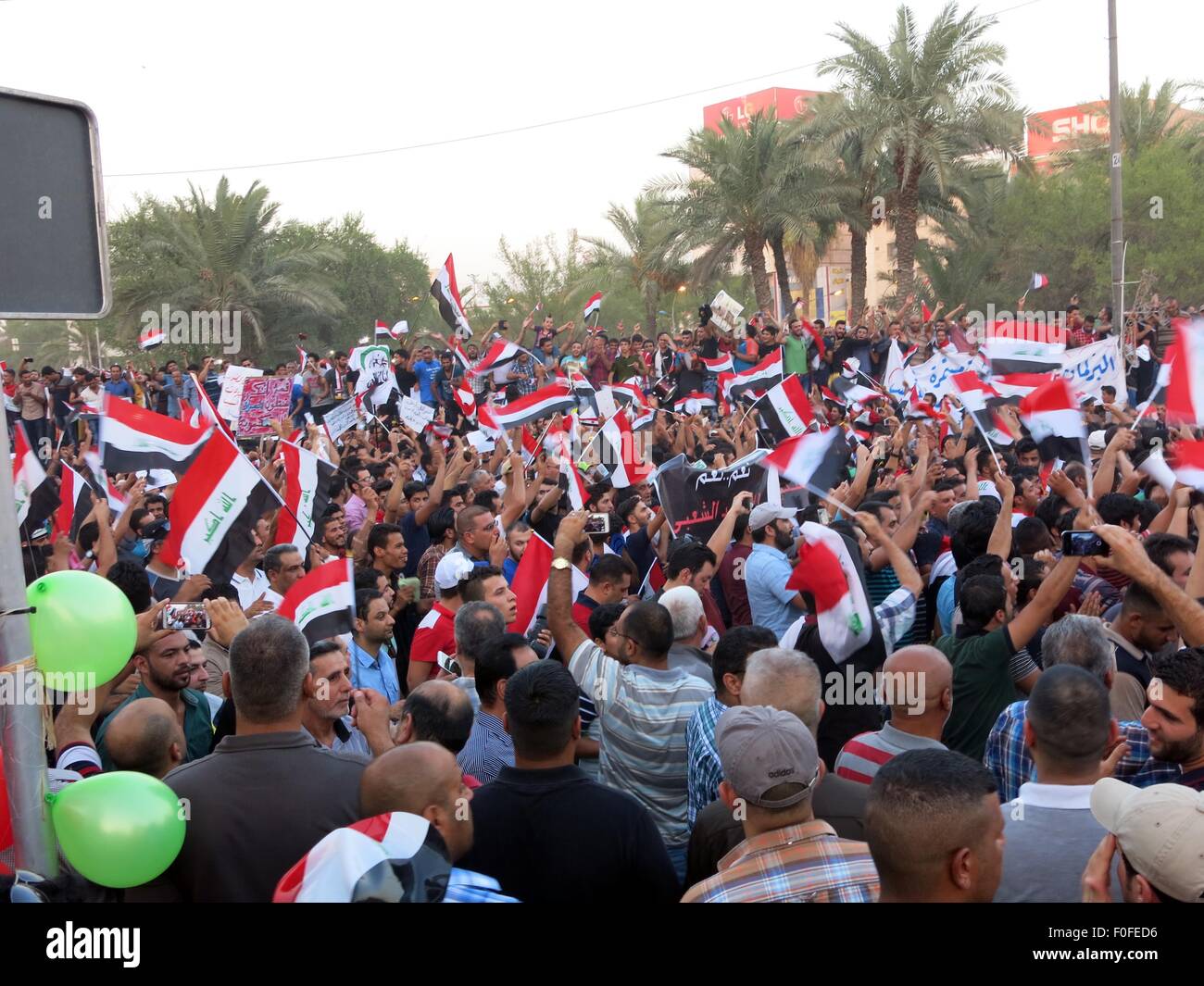 (150814)--Bagdad, 14. August 2015 (Xinhua)--Tausende Iraker auf die Straße gehen, während einer Demonstration gegen die Korruption und schlechte Leistungen für Power schneidet und Wasserknappheit auf dem Tahrir-Platz im Zentrum Bagdad, Irak, 14. August 2015. (Xinhua/Khalil Dawood) Stockfoto