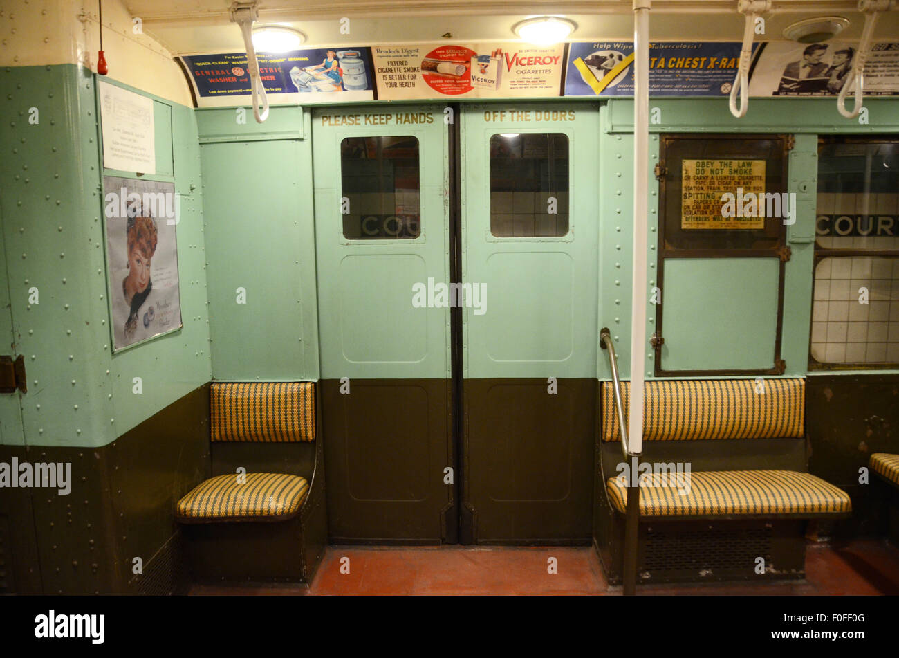 New York Transit Museum Wagen u-Bahn u-Bahn Jahrgang 1932/3 Türkis anzeigen Zigarette Gec Tb x Ray Rattan Sitzgelegenheiten Bänke pl Stockfoto