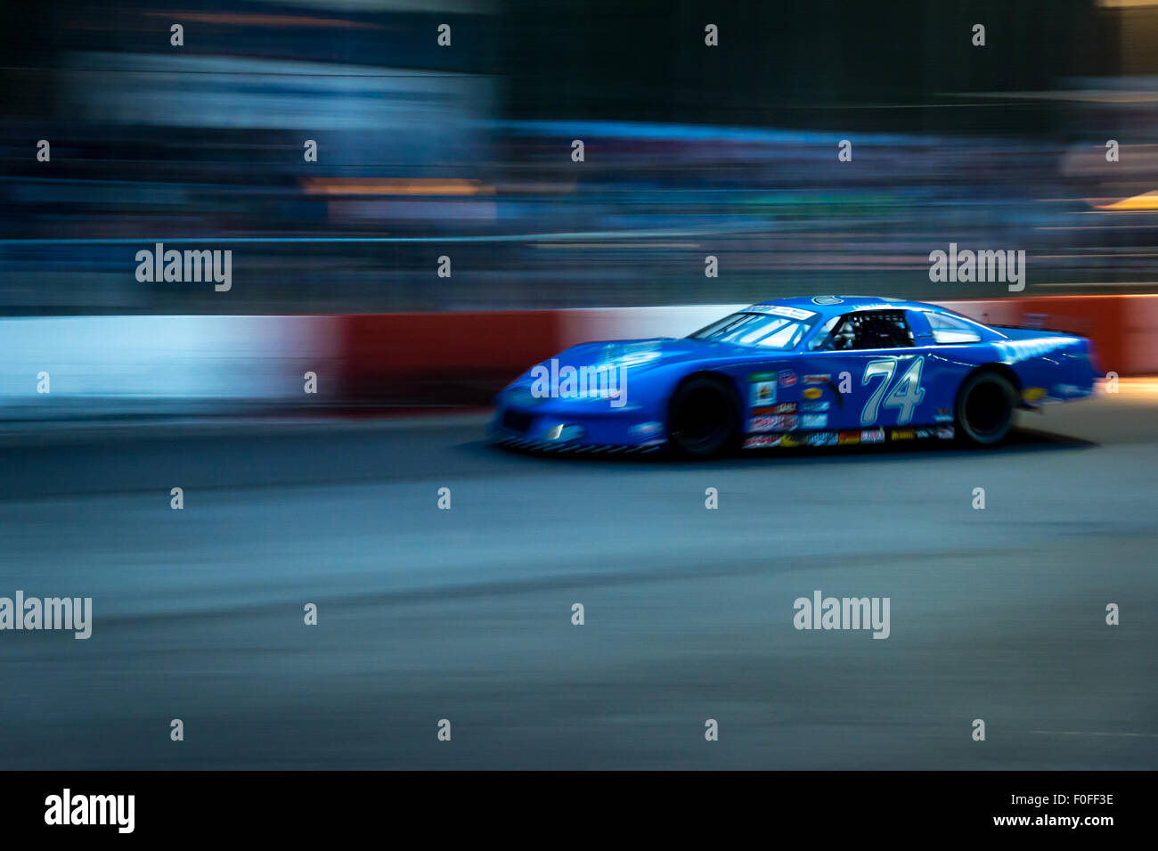 Auto 74 konkurriert in einem Nachtrennen auf dem Agassiz Speedway Stockfoto