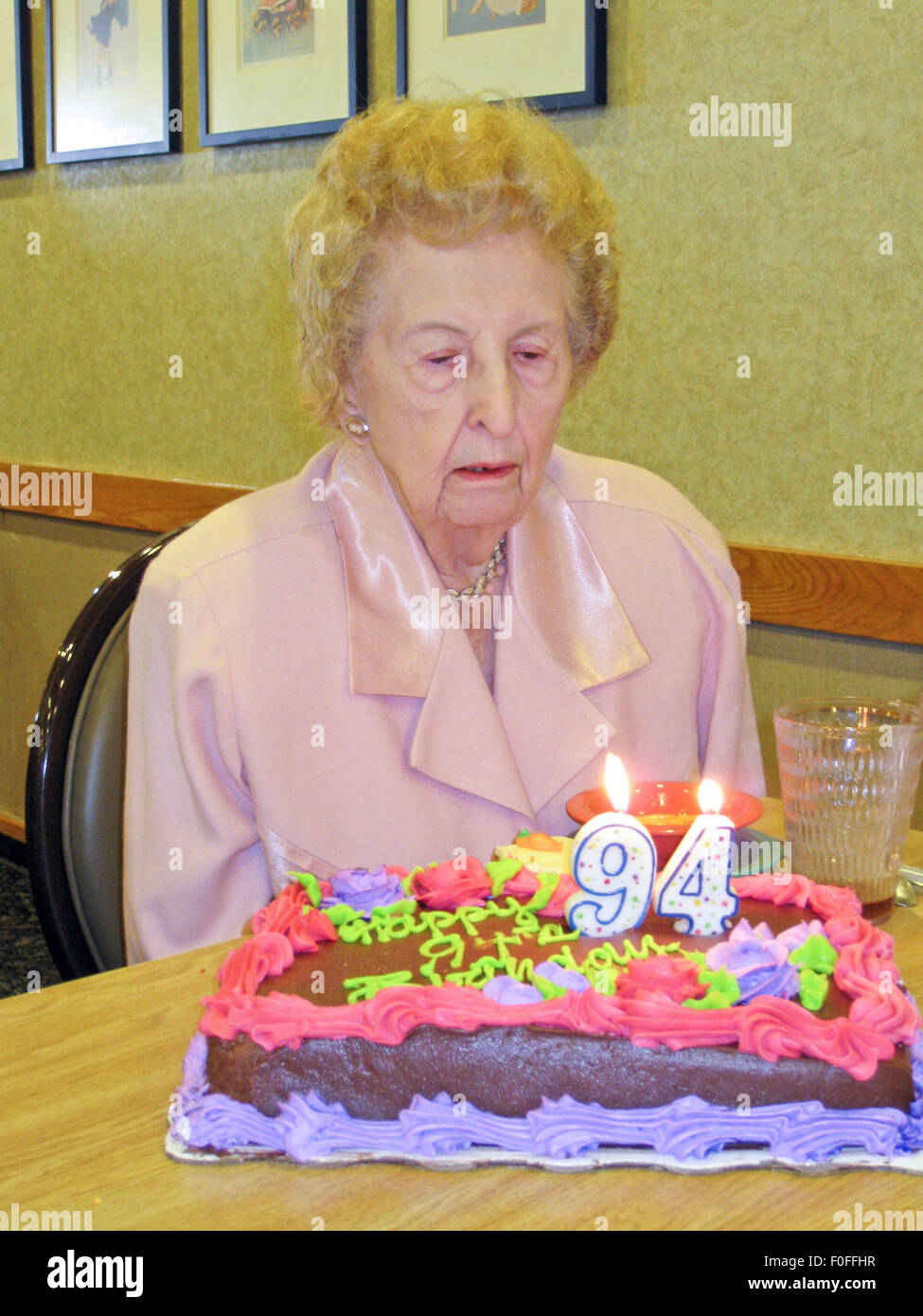 Ältere Dame feiert Geburtstag Stockfoto