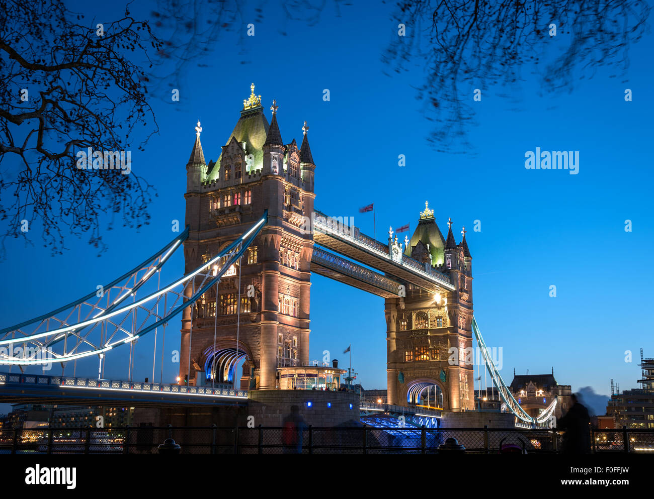 Blick auf Tower Bridge von London am Ufer der Themse. Es ist am meisten besuchte Sehenswürdigkeit. Brücke ist zur blauen Stunde beleuchtet. Stockfoto