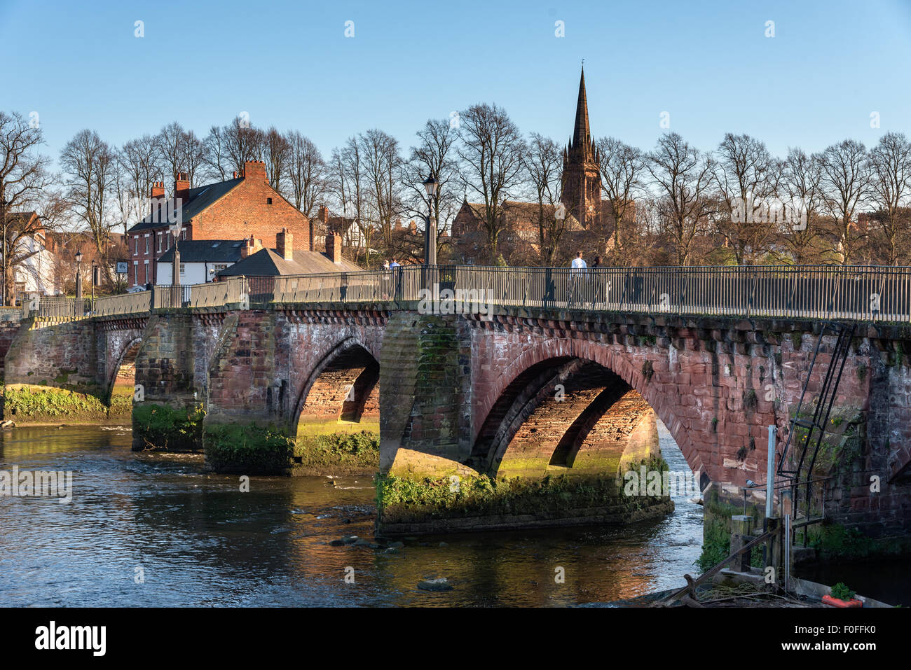 Grosvenor Bridge ist eine Bogenbrücke aus Stein in Chester, UK, Spaning über Fluss Dee. Stockfoto