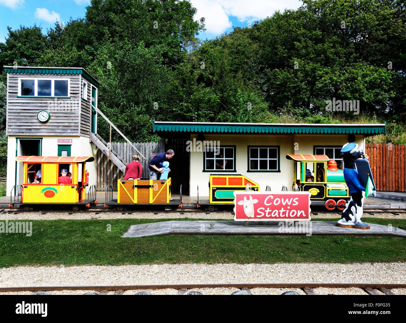 "Kühe Station' Robin Hill Adventure Park, Isle Of Wight - eine Fahrt für Kinder mit lustigen Motiven. Stockfoto