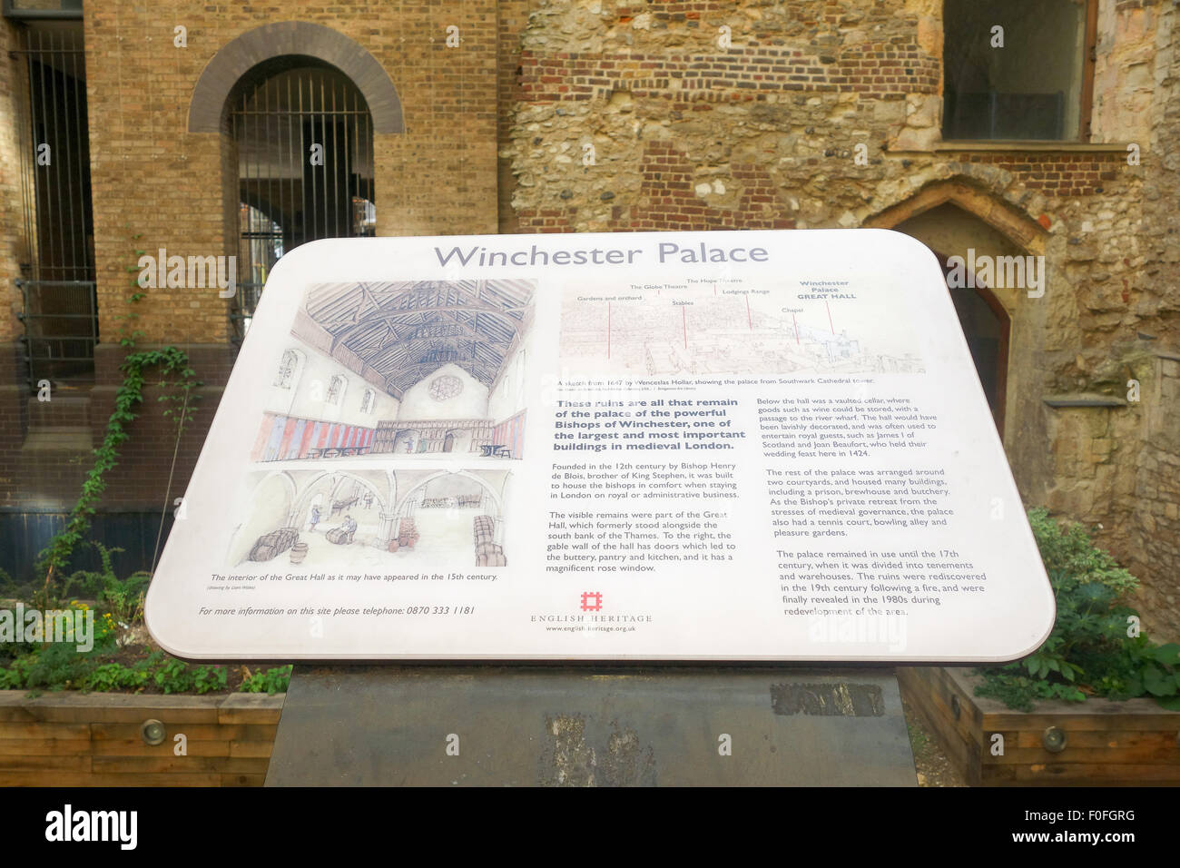 LONDON, UK - 9. August 15:EINE Touristeninformation, die den Touristen die Geschichte des Winchester Palace lehrt. Stockfoto