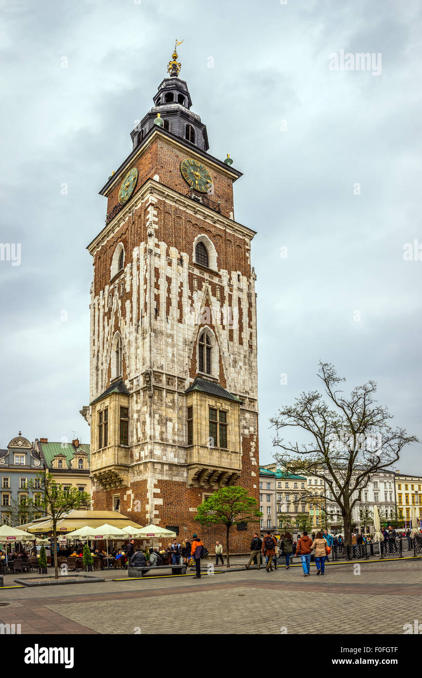 Krakau, Polen - 1. Mai 2015: anonyme Touristen und ehemaligen Rathaus am Hauptplatz in Krakau (Krakow), Polen Stockfoto