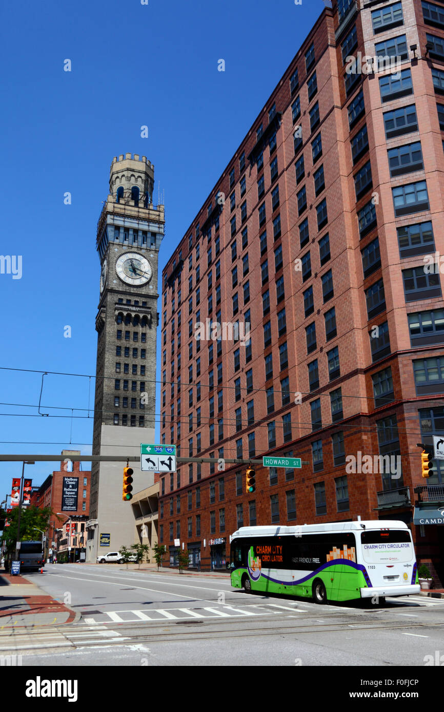 Charm City Circulator Bus, Bromo Seltzer Arts Clock Tower und Camden Court Apartments Gebäude, Baltimore City, Maryland, USA Stockfoto