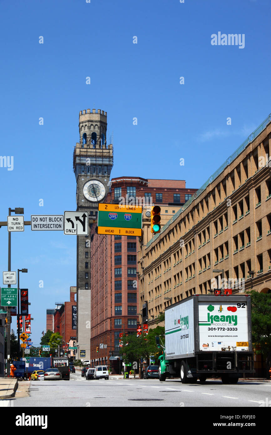 Keany Produce Truck und Emerson / Bromo-Seltzer Arts Clock Tower, Baltimore City, Maryland, USA Stockfoto