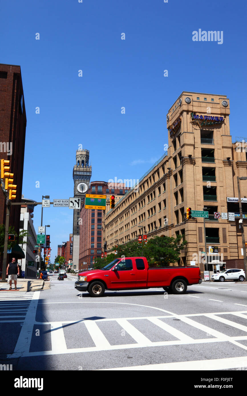 Red Pick Up Truck, Parkhaus 1. Mariner Arena und Bromo-Seltzer Arts Clock Tower, West Lombard Street, Baltimore City, Maryland, USA Stockfoto