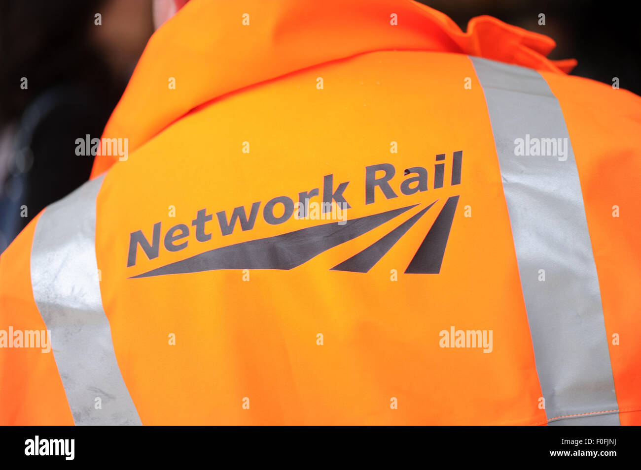 Ein Mitarbeiter von Network Rail am Bahnhof. Stockfoto