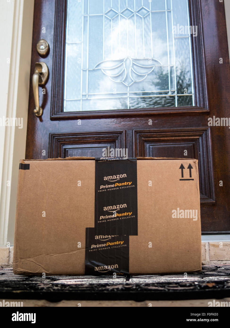 Paket vor der haustür -Fotos und -Bildmaterial in hoher Auflösung – Alamy