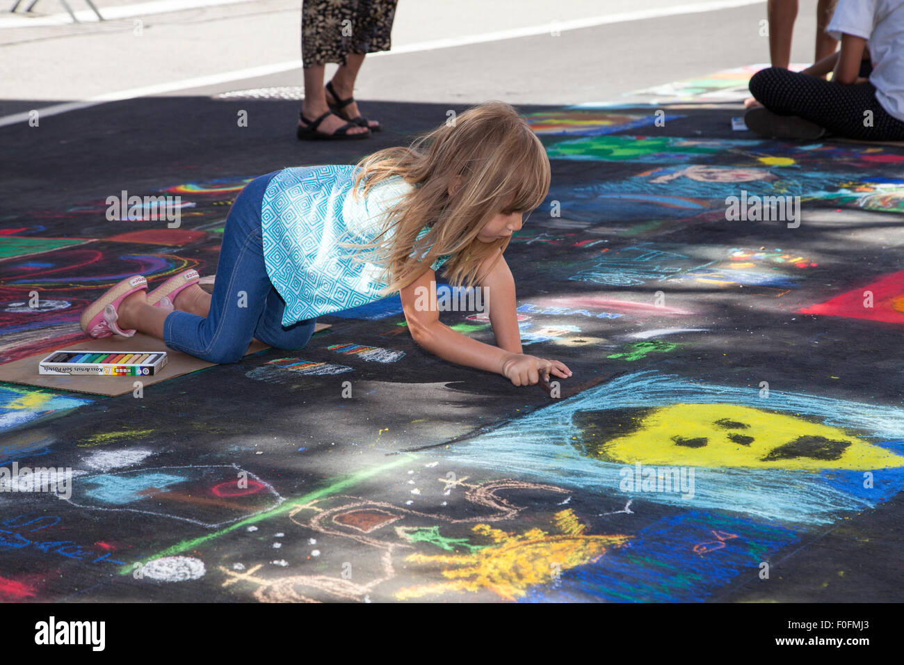 Kind-Künstler bei der Arbeit am italienischen Straße Malerei, San Rafael, Kalifornien, USA Stockfoto