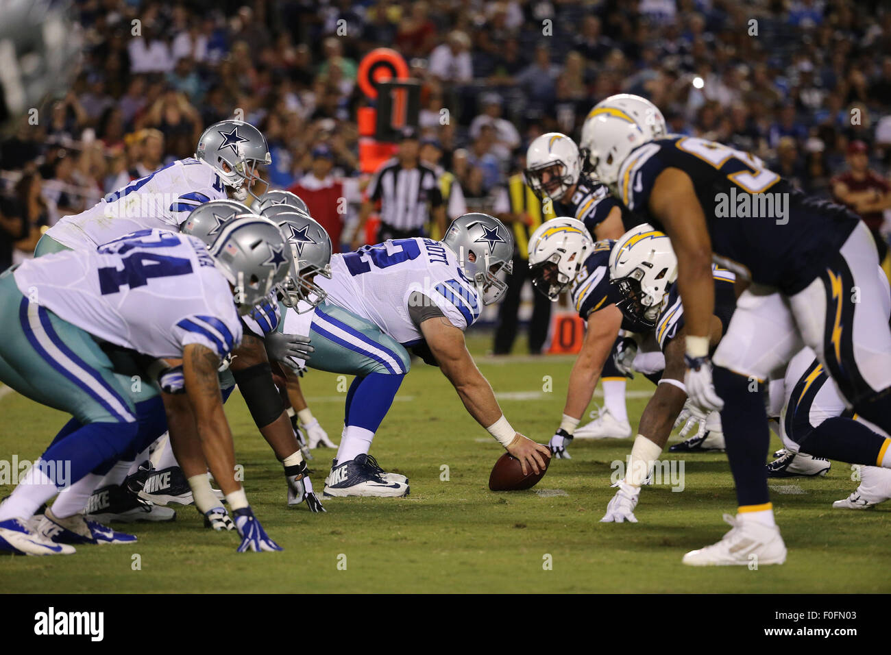 San Diego, CA, d. h. USA. 13. August 2015. 13. August 2015: Beide Teams vor einem Snap an der Line Of Scrimmage im Spiel zwischen den Dallas Cowboys in San Diego Chargers, Vorsaison Spiel 1, Qualcomm Stadium, San Diego, CA. Fotograf: Peter Joneleit / ZUMA Wire Service © Peter Joneleit/ZUMA Draht/Alamy Live News Stockfoto